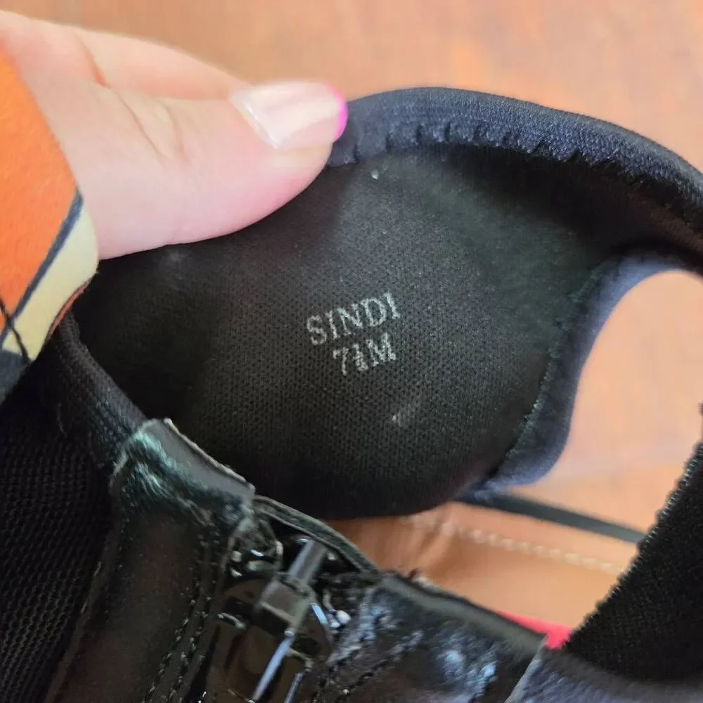 NWOT Tahari Sindi Wedges